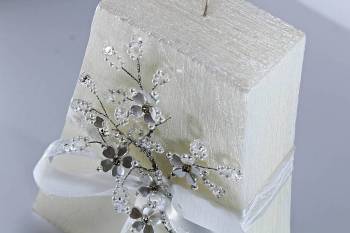 Χειροποίητο λευκό κερί σαγρέ τύπου πυραμίδα στολισμένη με πέρλες και κρυσταλλάκια 25x20x6