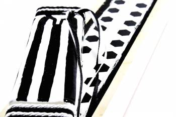 Πασχαλινή λαμπάδα 18Χ059 Άσπρο - μαύρο φανέλα σετ με ξύλινο κουτί 28x7cm