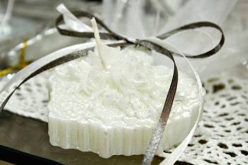 Κέρινη μπομπονιέρα λευκό περλέ  λουλουδάκι 7*7*3,50 cm