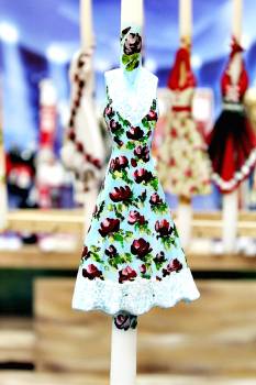 Πασχαλινή Λαμπάδα 17Φ018 Βεραμάν φλοράλ φόρεμα σε λαμπάδα Ύψος 33cm