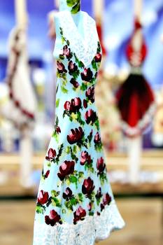Πασχαλινή Λαμπάδα 17Φ018 Βεραμάν φλοράλ φόρεμα σε λαμπάδα Ύψος 33cm