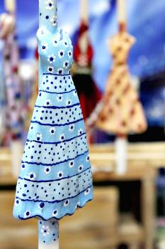 Πασχαλινή λαμπάδα 17Φ014 Γαλάζιο φόρεμα με μαργαρίτες πάνω σε λαμπάδα Ύψος 33cm