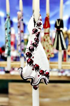 Πασχαλινή λαμπάδα 17Φ009 Λευκό φόρεμα με κόκκινα λουλούδια πάνω σε λαμπάδα Ύψος 33cm