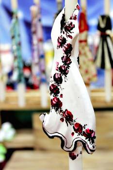 Πασχαλινή λαμπάδα 17Φ023 Ροζ πουά φόρεμα πάνω σε λαμπάδα  Ύψος 33cm