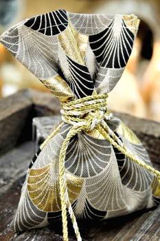 Μπομπονιέρα πουγκί ιβουάρ με χρυσά σχέδια