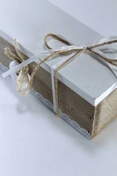 Κουτί ξύλινο 7*7*6 με ξύλινα χαντράκια & σατέν κορδέλες