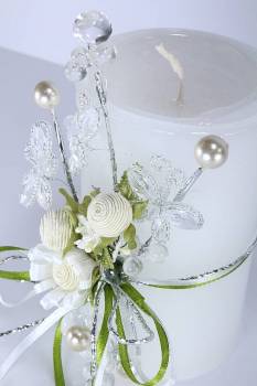 Χειροποίητο τυλιχτό αρωματικό κερί λευκό με λευκό στολισμό από λουλούδια 8x15cm