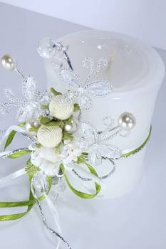 Χειροποίητο τυλιχτό αρωματικό κερί λευκό με λευκό στολισμό από λουλούδια 8x10cm