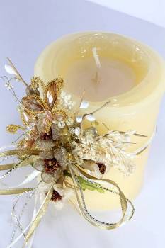 Χειροποίητο τυλιχτό αρωματικό κερί εκρού με στολισμό από λουλούδια και πεταλούδες 8x10cm