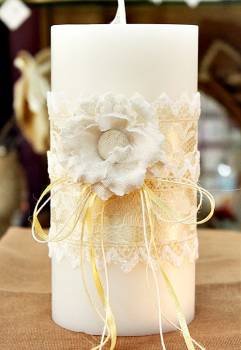 Αρωματικό κερί στολισμένο με λουλούδια και δαντέλα σε εκρού-λευκό 10x20cm