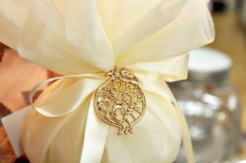 Μπομπονιέρα γάμου τούλι με κορδέλα και κρεμαστό χρυσό ρόδι