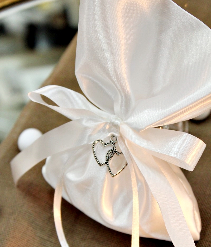 Μπομπονιέρα γάμου λευκό πουγκί με διπλή καρδιά