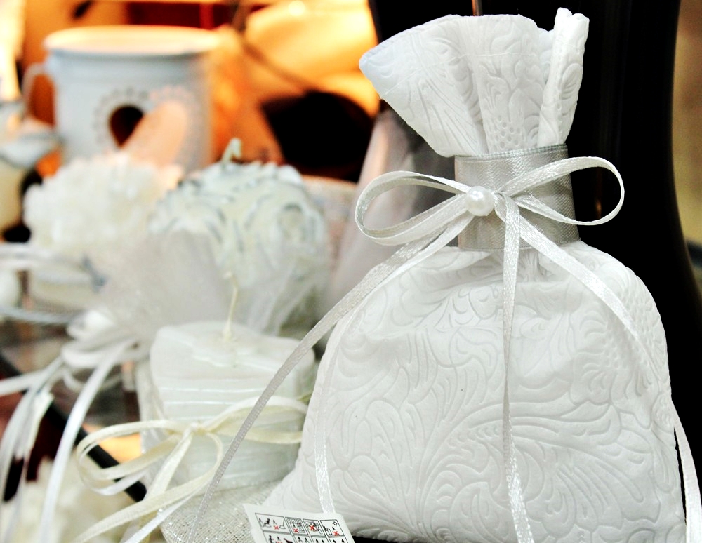 Μπομπονιέρα γάμου με λευκό πουγκί και λευκές-ασημί σατέν κορδέλες και πέρλα