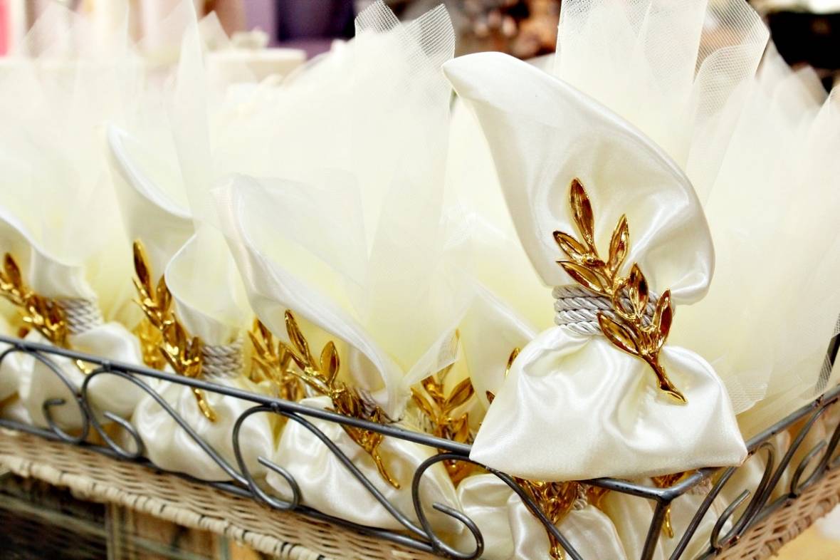 Μπομπονιέρα γάμου εκρού σατέν πουγκί με χρυσό φύλλο ελιάς