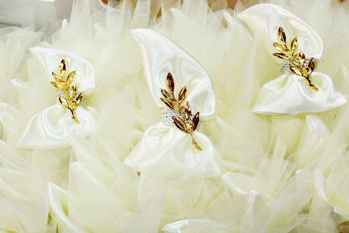 Μπομπονιέρα γάμου εκρού σατέν πουγκί με χρυσό φύλλο ελιάς