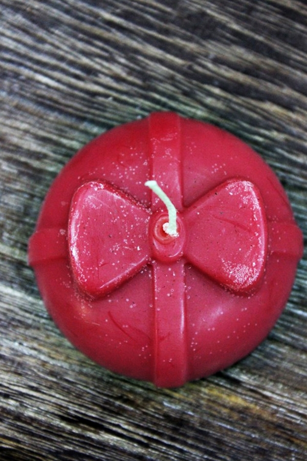 Μίνι αρωματικό κεράκι στολίδι ''φιογκάκι' 6,8x2,4 cm