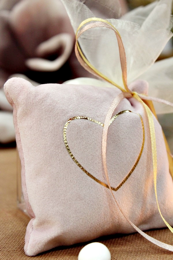 Μπομπονιέρα γάμου ροζ μαξιλαράκι με χρυσή καρδιά