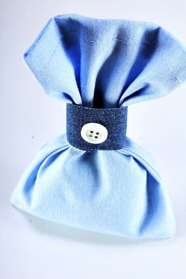 Μπομπονιέρα βάπτισης για αγόρι πουγκάκι μπλε με διακοσμητικό κουμπάκι.