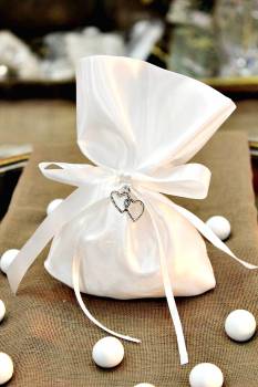 Μπομπονιέρα γάμου με λευκό πουγκί και λευκές-ασημί σατέν κορδέλες και πέρλα