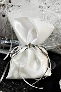 Μπομπονιέρα γάμου λευκό πουγκί με διαμαντάκι