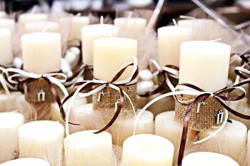Μπομπονιέρα γάμου κερί αρωματικό 4.5*8 cm με λινάτσα & μονογράμματα