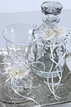 Σετ δίσκος-καράφα-ποτήρι με λευκά τριαντάφυλλα σε τετράγωνο ασημί μεταλλικό δίσκο