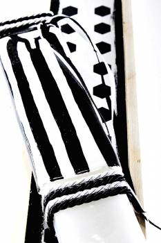 Πασχαλινή λαμπάδα 18Χ059 Άσπρο - μαύρο φανέλα σετ με ξύλινο κουτί 28x7cm