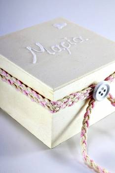 Ξύλινο κουτί 8*8*5 cm με όνομα & ροζ στολισμό