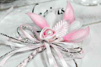 Μπομπονιέρα γάμου με τούλινες ροζ και λευκές ρακέτες και ροζ λουλούδι με πέρλα