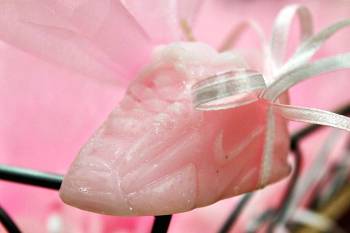 Μπομπονιέρα βάπτισης κέρινο αθλητικό παπουτσάκι ροζ 8*4*4 cm