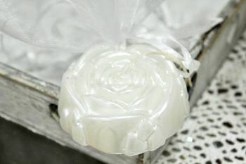 Κέρινη μπομπονιέρα εκρού περλέ  λουλουδάκι 7*7*3,50 cm
