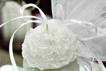 Κέρινη μπομπονιέρα καρδιά με λουλούδια λευκό περλέ   7*7*3 cm