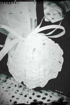 Κέρινη μπομπονιέρα λευκό περλέ  λουλουδάκι 7*7*3,50 cm