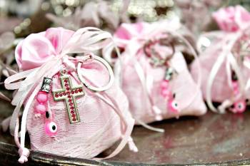 Μπομπονιέρα βάπτισης ροζ πουγκάκι με μπρελόκ σταυρό