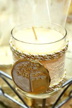 Μπομπονιέρα γάμου κερί σε γυάλινο ποτήρι με μεταλλάκι