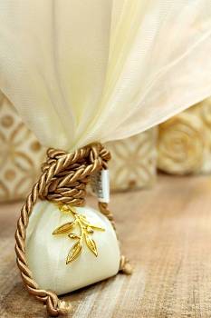 Μπομπονιέρα γάμου μεταλλικό χρυσό καράβι με ματάκι