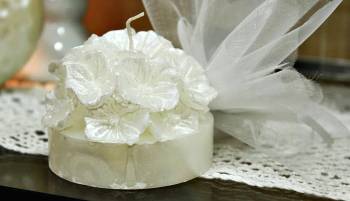 Μπομπονιέρα γάμου βάση λουλουδιών λευκό σατινέ 8x8x6cm