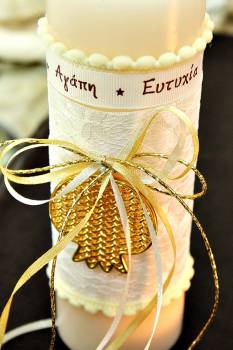 Χειροποίητο διακοσμητικό αρωματικό ιβουάρ κερί με χρυσό ρόδι και ευχές 6.5x15cm