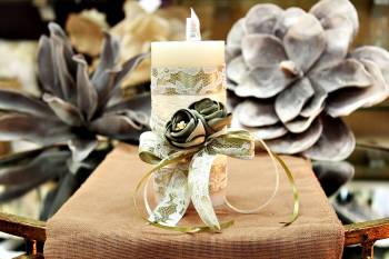 Χειροποίητο διακοσμητικό αρωματικό ιβουάρ κερί με πράσινα λουλούδια 6.5x15cm