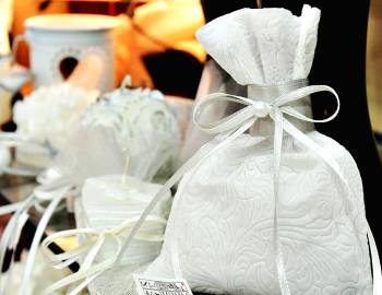 Μπομπονιέρα γάμου πουγκάκι δαντέλα λευκή με ασημι λευκή κορδέλα