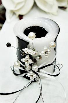 Τυλιχτό αρωματικό κερί με μαργαρίτες, πεταλούδες και κρυσταλλάκια  9x10cm