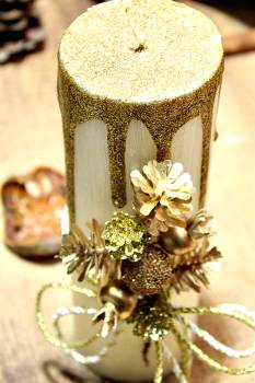 Εκρού σαγρέ κερί με χρυσά τρεξίματα με κουκουνάρια και βελανίδια 6.50x20cm