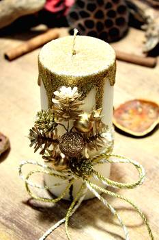 Εκρού σαγρέ κερί με χρυσά τρεξίματα με κουκουνάρια και βελανίδια 6.50x15cm