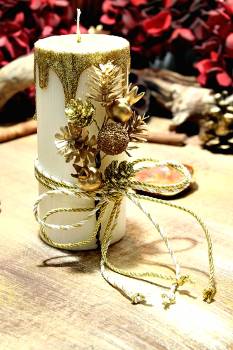 Εκρού σαγρέ κερί με χρυσά τρεξίματα με κουκουνάρια και βελανίδια 6.50x15cm
