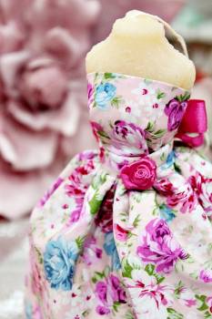 Πασχαλινή Λαμπάδα 20Β016 Φόρεμα ροζ με λευκές μαργαρίτες Ύψος 23-28