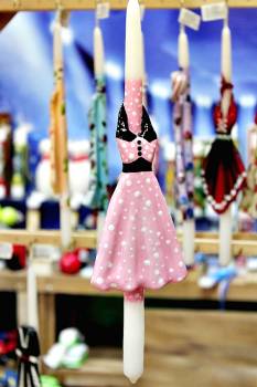 Πασχαλινή λαμπάδα 17Φ023 Ροζ πουά φόρεμα πάνω σε λαμπάδα  Ύψος 33cm