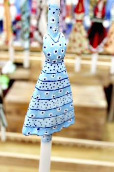Πασχαλινή λαμπάδα 17Φ014 Γαλάζιο φόρεμα με μαργαρίτες πάνω σε λαμπάδα Ύψος 33cm