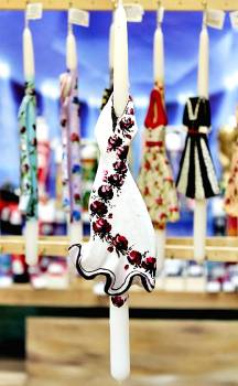Πασχαλινή λαμπάδα 17Φ009 Λευκό φόρεμα με κόκκινα λουλούδια πάνω σε λαμπάδα Ύψος 33cm