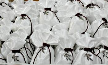 Μπομπονιέρα γάμου λευκό σατέν πουγκί με καφέ κορδόνι και ασημί ελιά