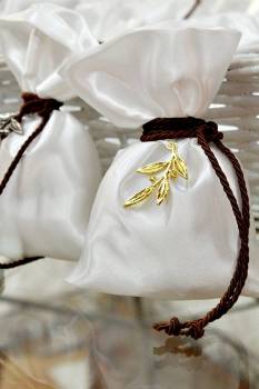 Μπομπονιέρα γάμου λευκό σατέν πουγκί με καφέ κορδόνι και ασημί ελιά